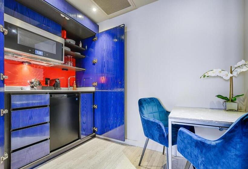 استودیوی استاندارد, Monsieur Jean   Hôtel Particulier