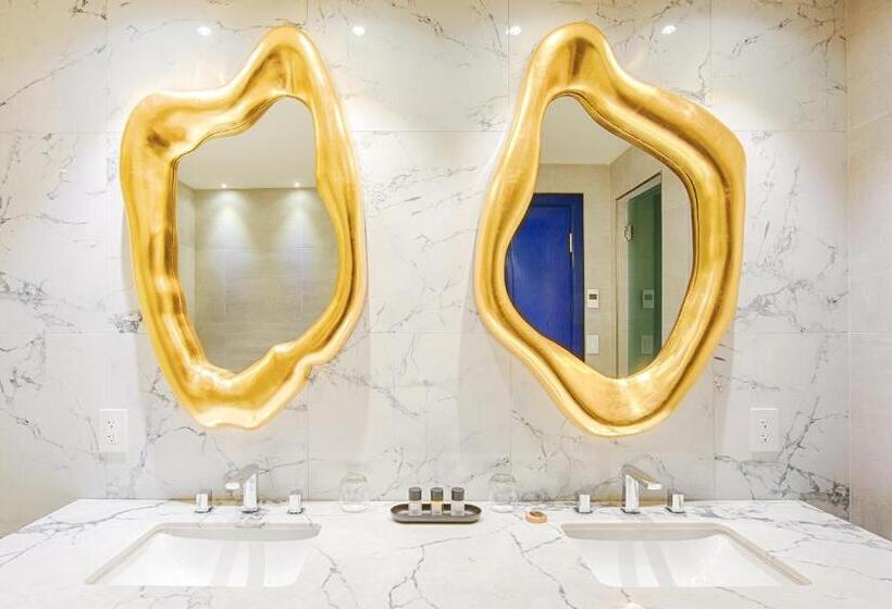 استودیوی استاندارد, Monsieur Jean   Hôtel Particulier