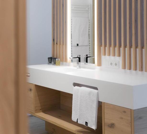 高级大房间, Anett