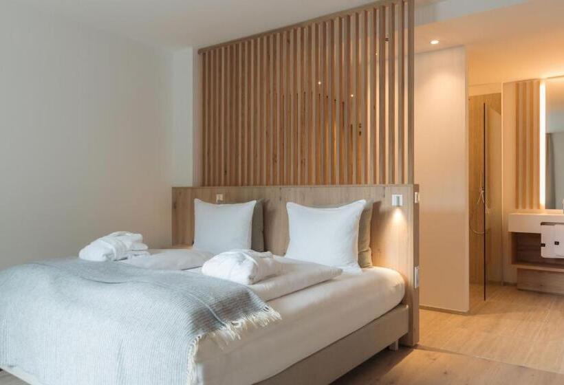 高级大房间, Anett