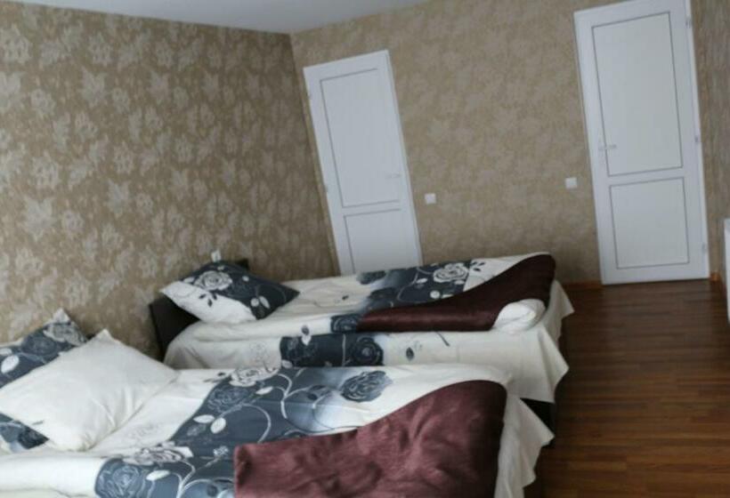 اتاق راحتی سه تخته, Guesthouse Suja