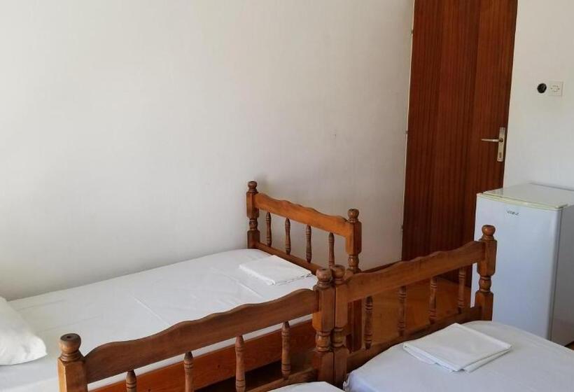 اتاق ساده سه‌ نفره, Guesthouse Kodre