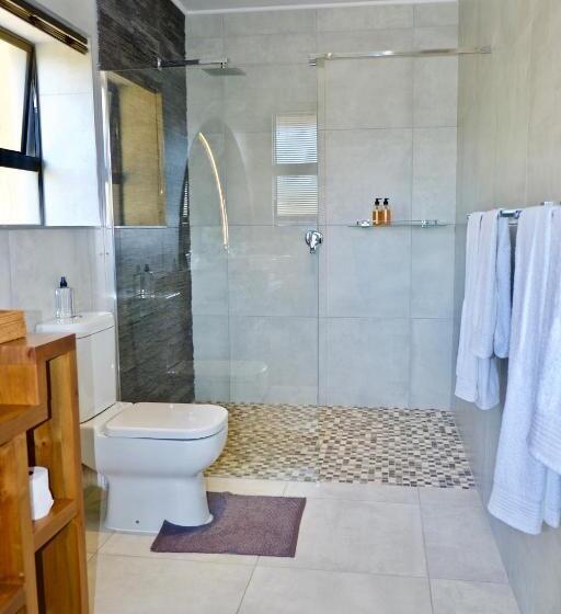 بانگلوی استاندارد, Normarie's Guesthouse