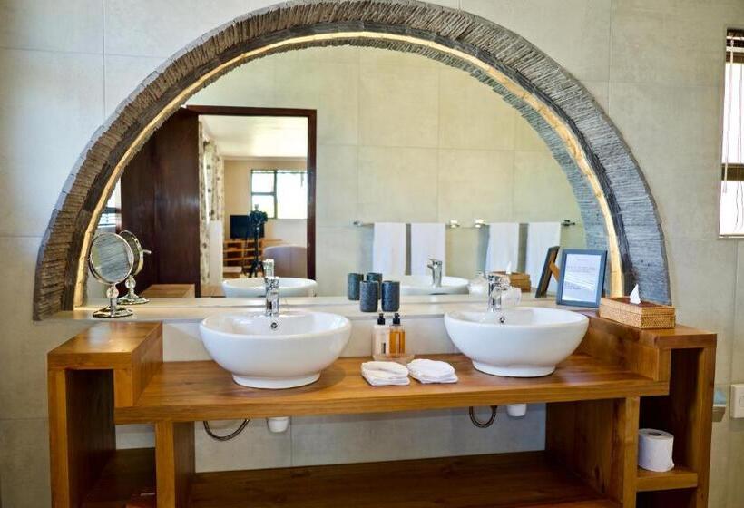 بانگلوی استاندارد, Normarie's Guesthouse