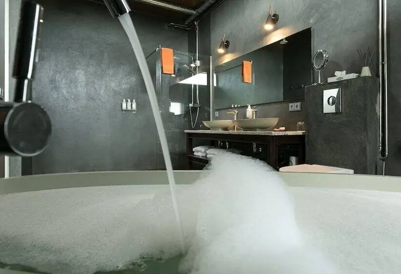 سوئیت برای معلولان, 360 Hotel & Thermal Baths