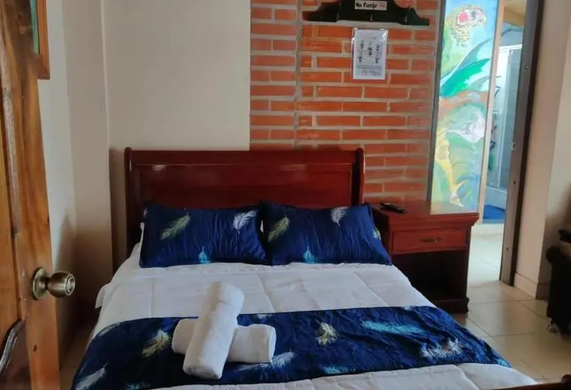 اتاق لوکس با بالکن, Hostal Casa Cultural Mindo