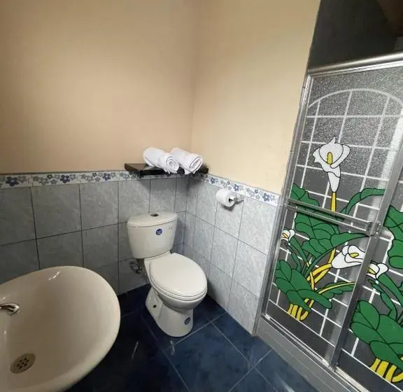 اتاق استاندارد سه تخته با بالکن, Hostal Casa Cultural Mindo