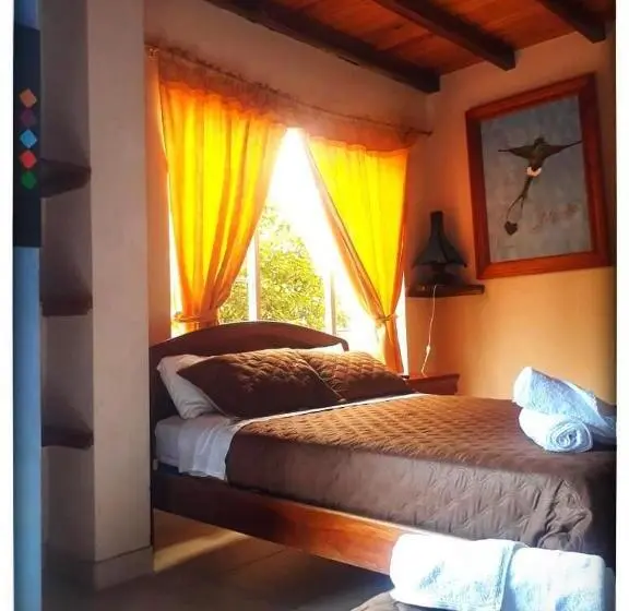 اتاق استاندارد سه تخته با بالکن, Hostal Casa Cultural Mindo