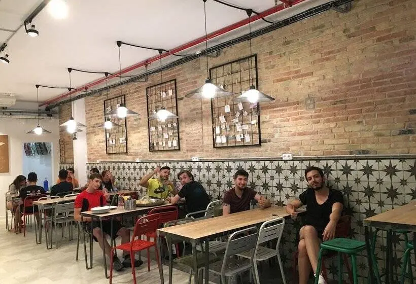 تختخواب در اتاق مشترک, Hola Hostal Collblanc