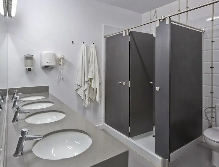 تختخواب در اتاق مشترک, Hola Hostal Collblanc