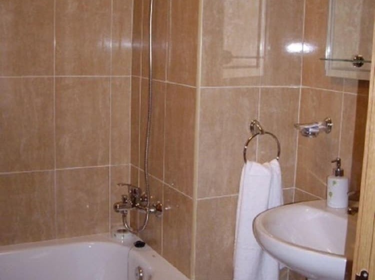 חדר סטנדרט לשלושה, Hostal Catalina De Austria