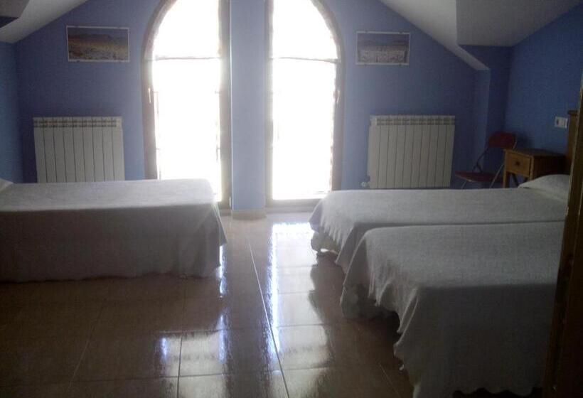 חדר סטנדרט לשלושה, Hostal Catalina De Austria