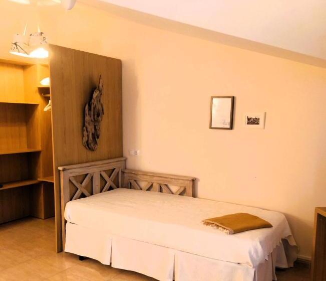 חדר סטנדרט לשלושה, Hostal Catalina De Austria
