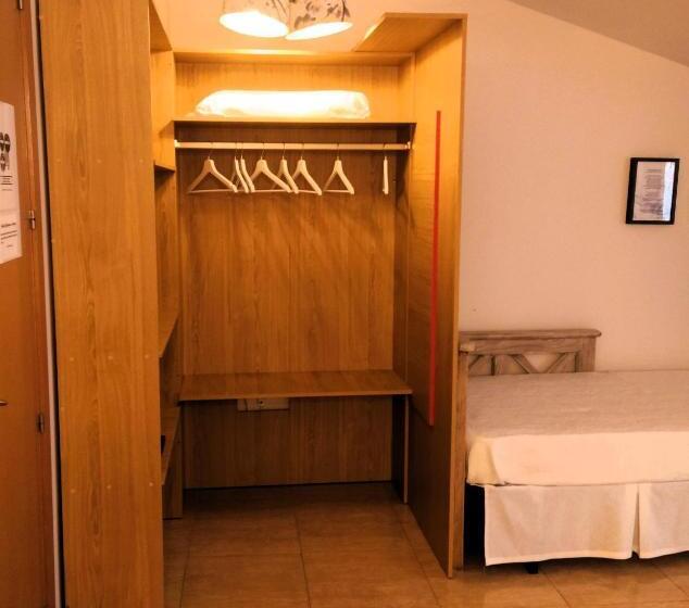 חדר סטנדרט לשלושה, Hostal Catalina De Austria
