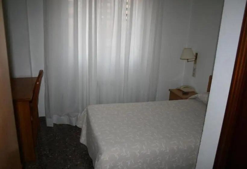 اتاق استاندارد یک نفره, Hostal Puente De Piedra