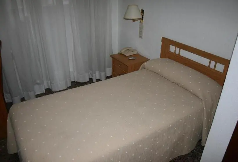 اتاق استاندارد یک نفره, Hostal Puente De Piedra