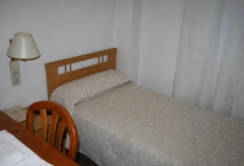 اتاق استاندارد یک نفره, Hostal Puente De Piedra
