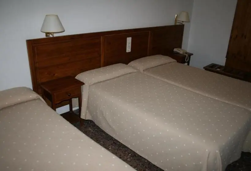 اتاق استاندارد سه نفره, Hostal Puente De Piedra