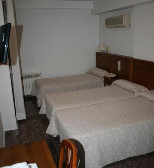 Номер Стандарт Трехместный, Hostal Puente De Piedra