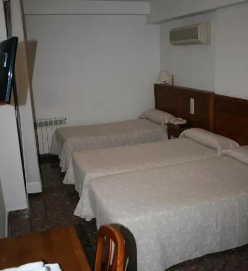 اتاق استاندارد سه نفره, Hostal Puente De Piedra