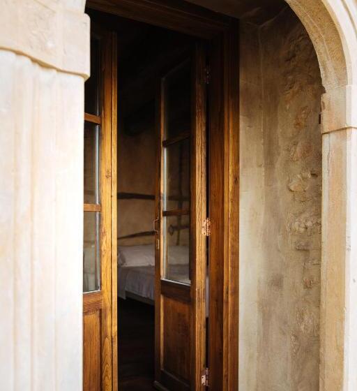 Номер Стандарт Вид на Горы, Charme In Perillis