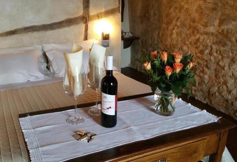 Номер Стандарт Вид на Горы, Charme In Perillis