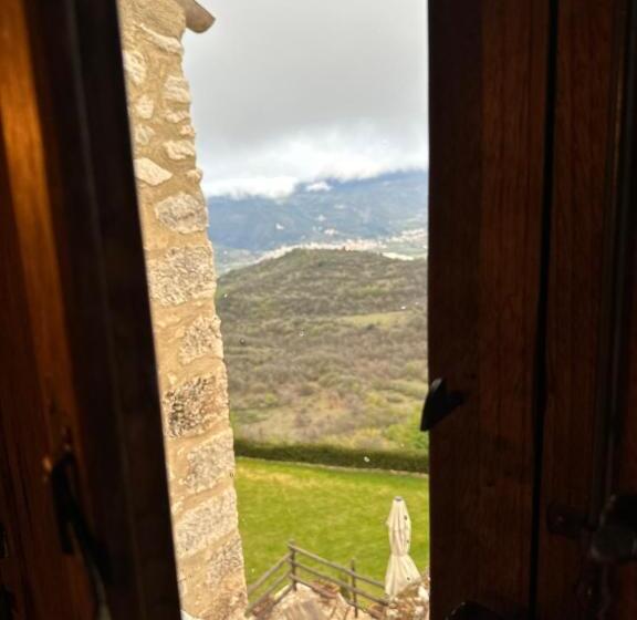 جناح مطلّ علي الجبل, Charme In Perillis