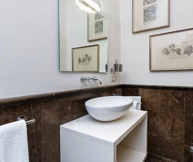 Delüks Oda, Edel Modica