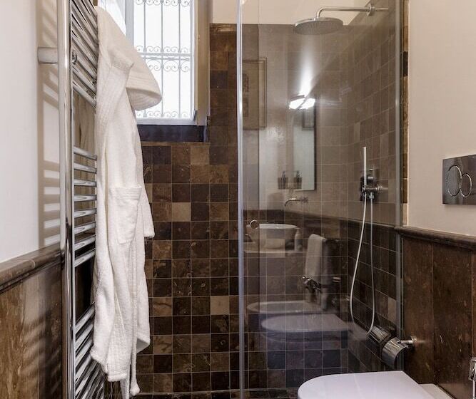 Delüks Oda, Edel Modica