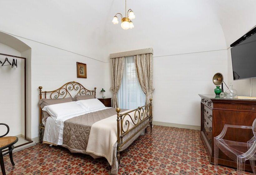 Delüks Oda, Edel Modica