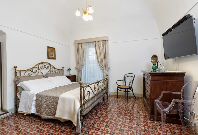 Delüks Oda, Edel Modica