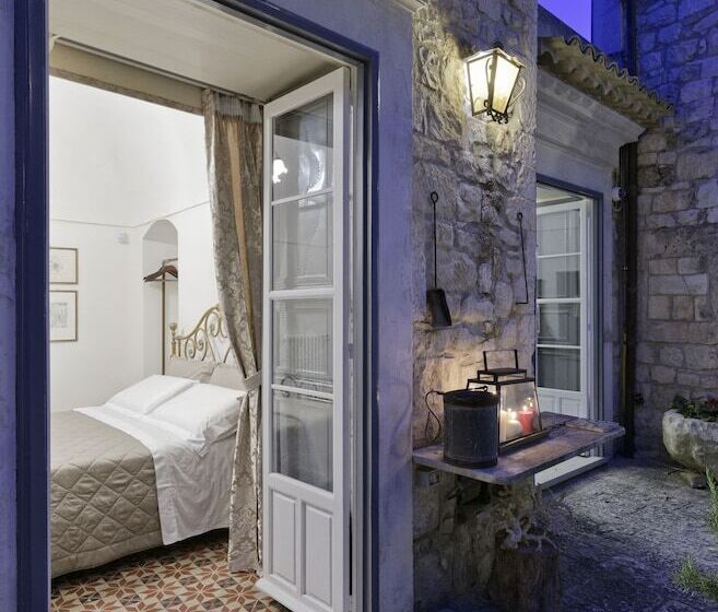 Delüks Oda, Edel Modica