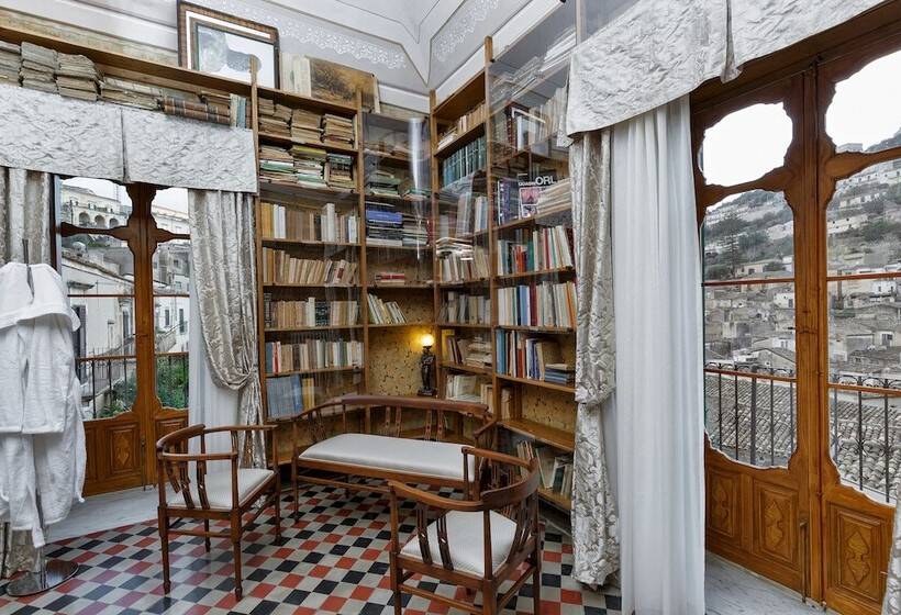 Şehir Manzaralı Süit, Edel Modica