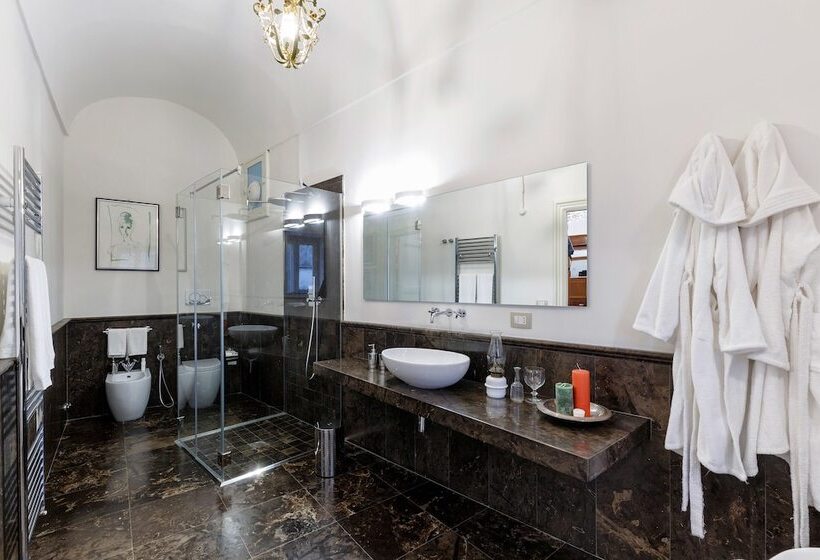 Balkonlu Süit, Edel Modica