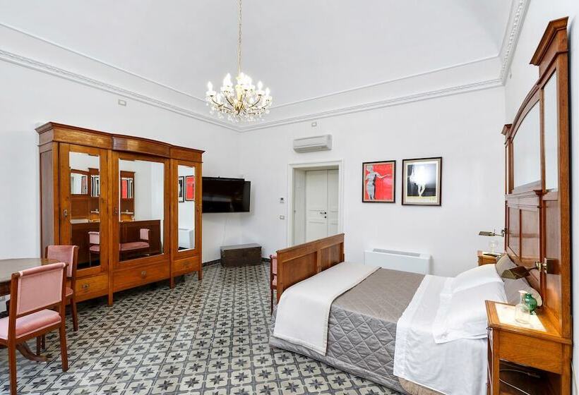 Balkonlu Süit, Edel Modica