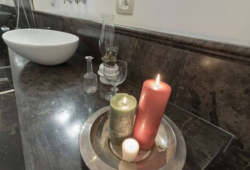 Balkonlu Süit, Edel Modica