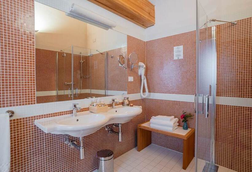 חדק דלוקס עם ג'קוזי, Albergo Palazzo Lodron Bertelli