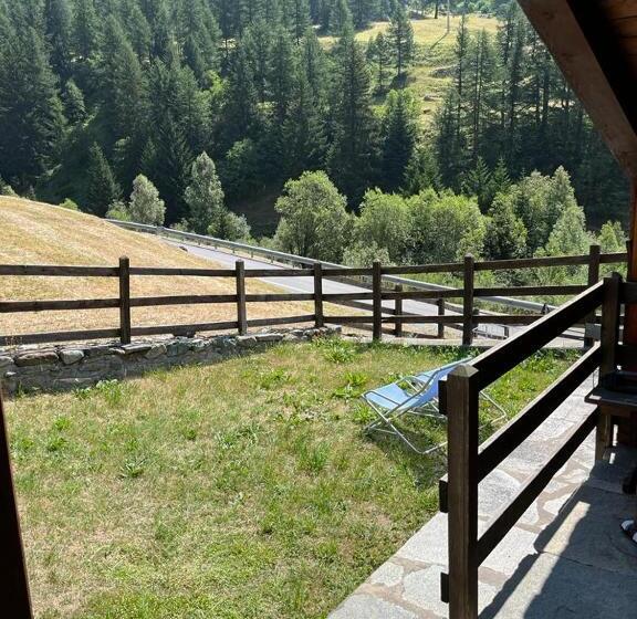 חדר סטנדרט לשלושה, Arthemisia