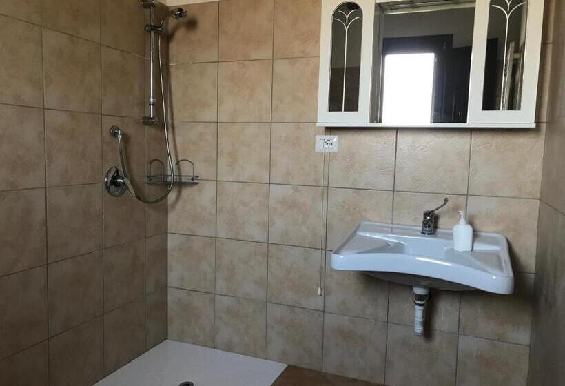 חדר סטנדרט מותאם לאדם עם מוגבלויות, Agriturismo La Fillirea