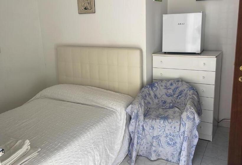 חדר סטנדרט, Annie's Home