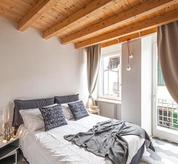 חדר משפחתי, La Casa Della Zia