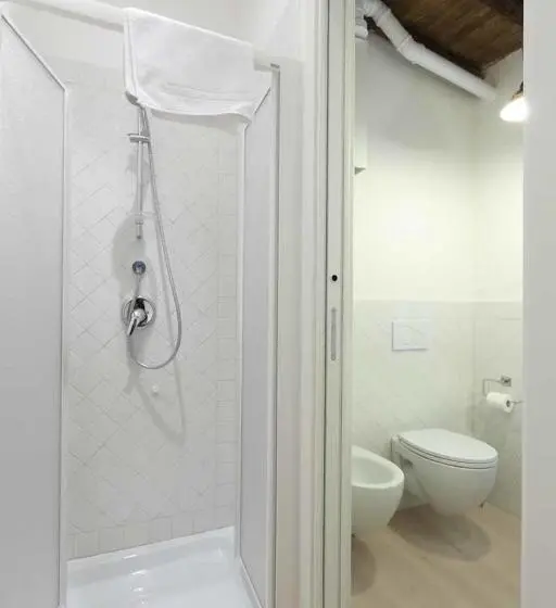 اتاق لوکس, Ricky Rooms