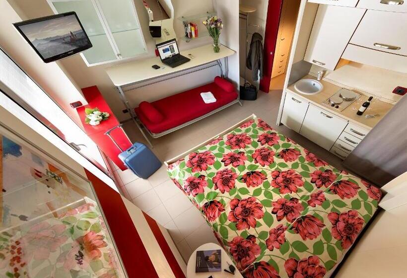 标准工作室带阳台, Dimora In Alba