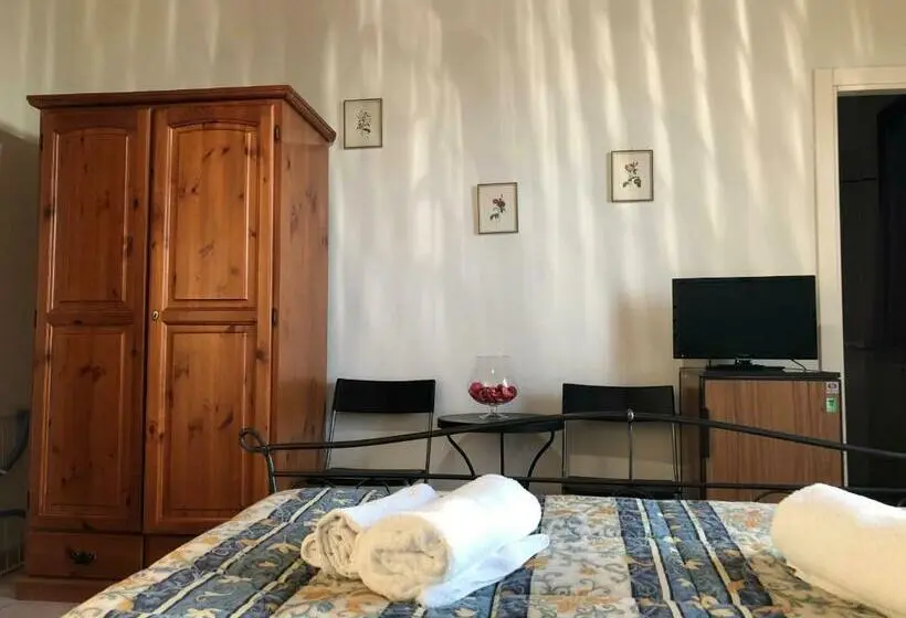 Standard-huone Allasnäkymä, Agriturismo Azienda Agricola La Roccaia
