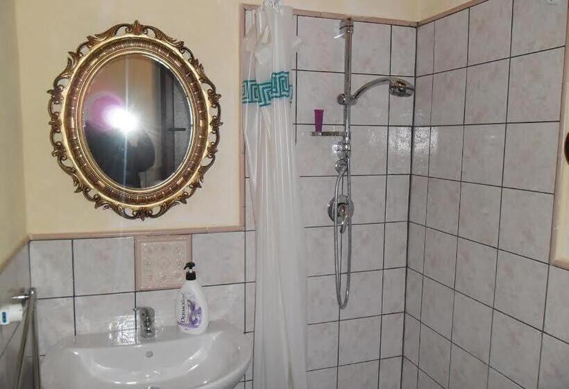 标准三人间, Affittacamere La Cartiera