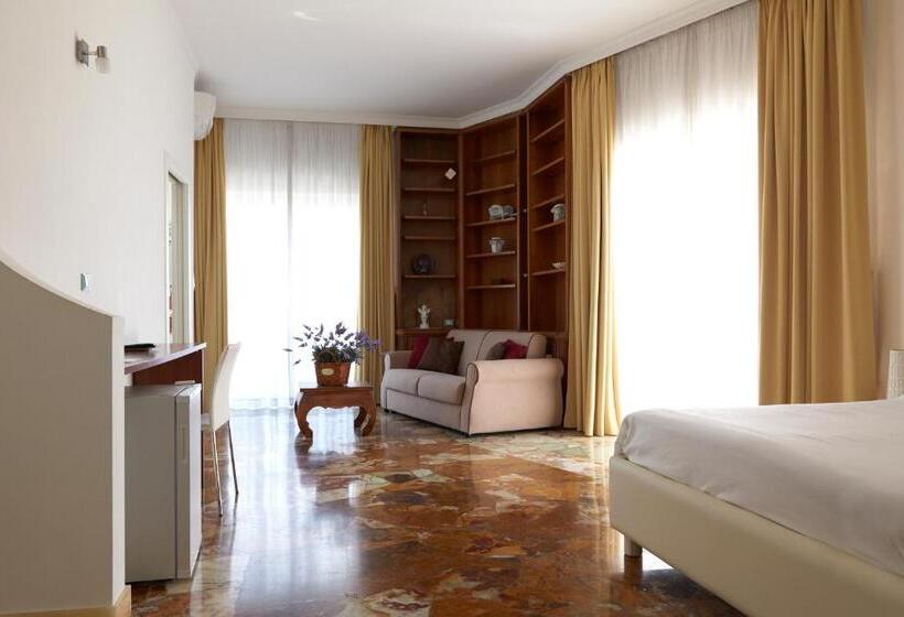 سوئیت با بالکن, Il Giardino Di Flora   Piscina & Jacuzzi