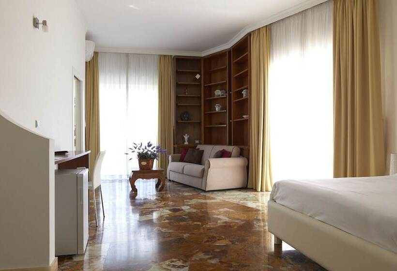 سوئیت با بالکن, Il Giardino Di Flora   Piscina & Jacuzzi