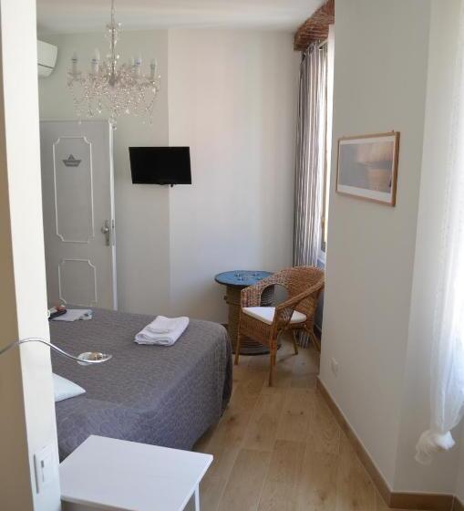 Номер Deluxe, Sottocoperta