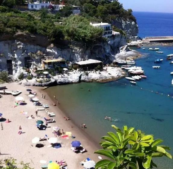 استودیوی استاندارد با چشم‌انداز دریا, L'incanto Di Cala Feola