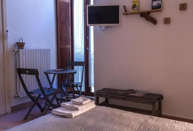 スタンダード４人部屋, 4 Camere A Trani